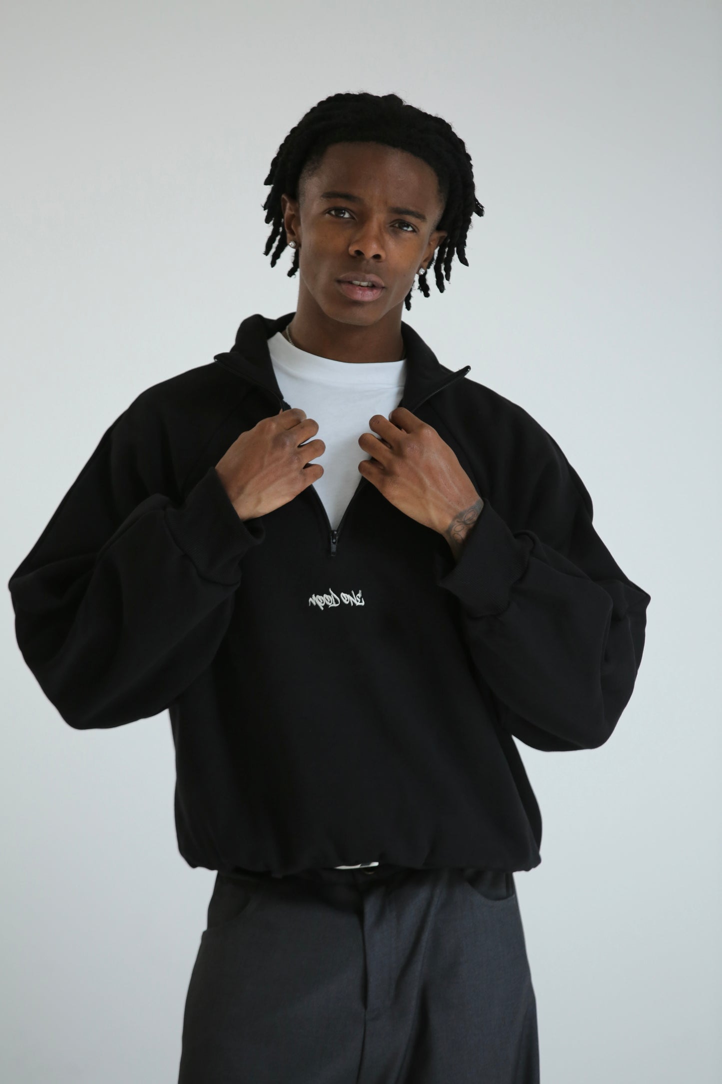 Felpa zip collo alto nera