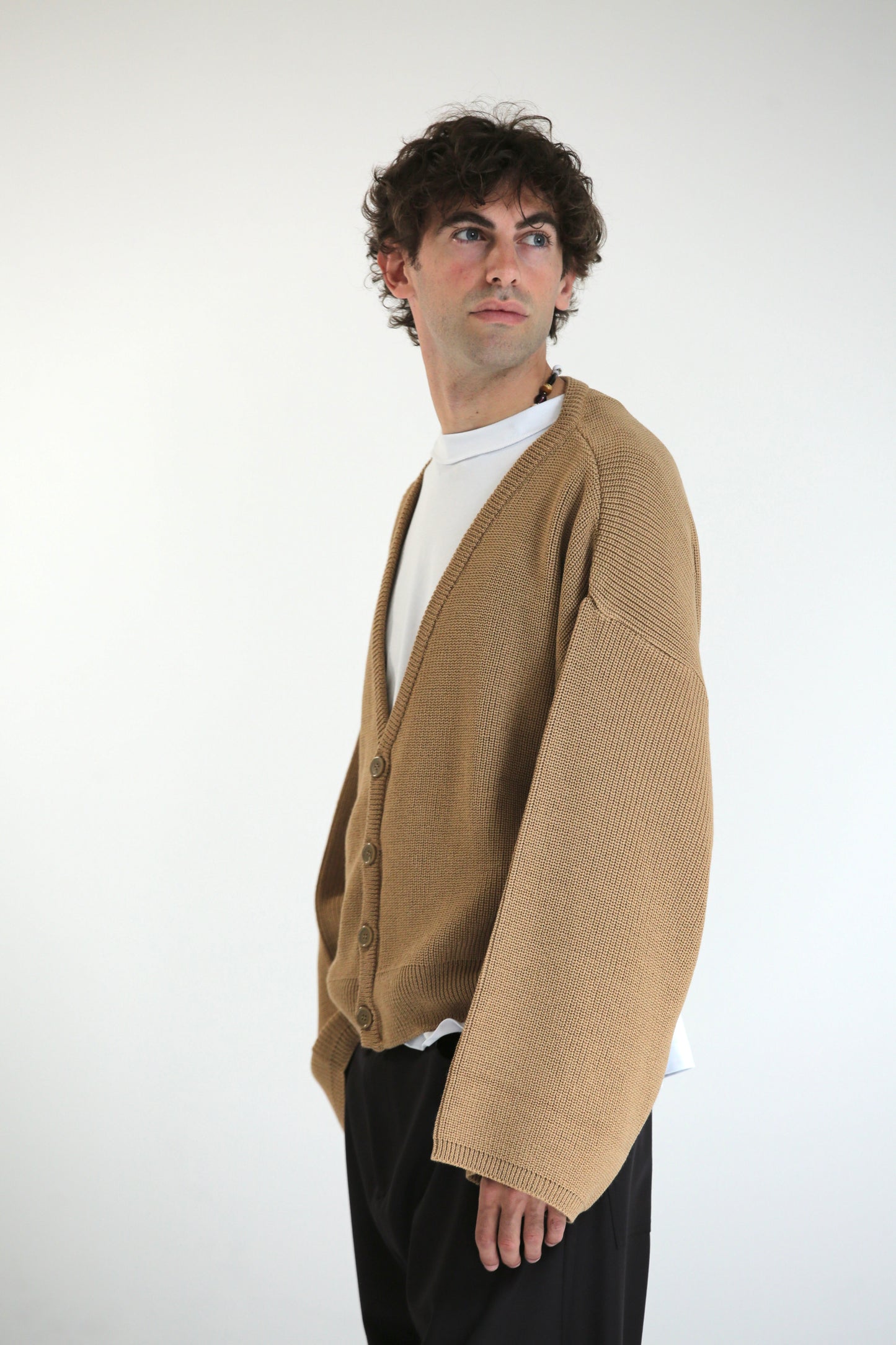 Cardigan crop over beige