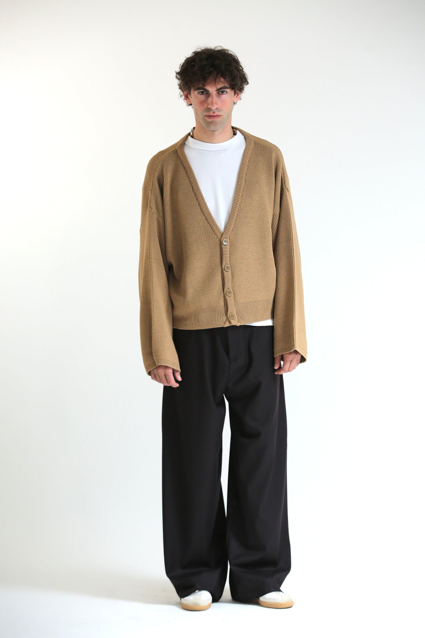 Cardigan crop over beige