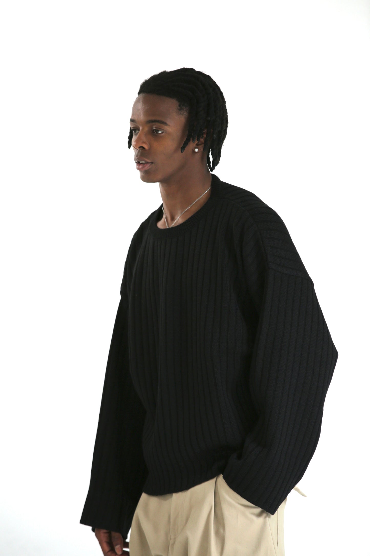 Maglione scollato a costine nero
