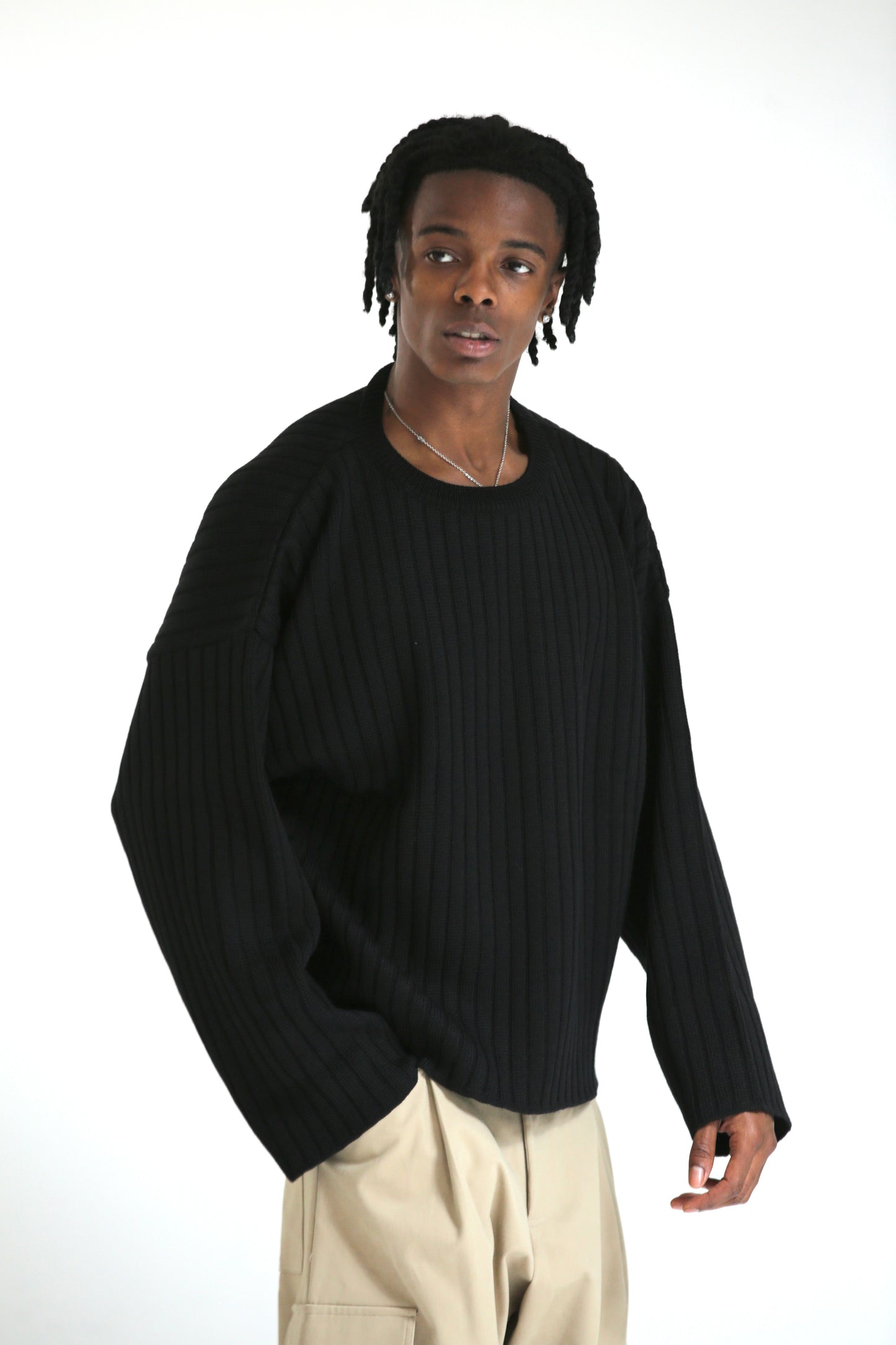 Maglione scollato a costine nero