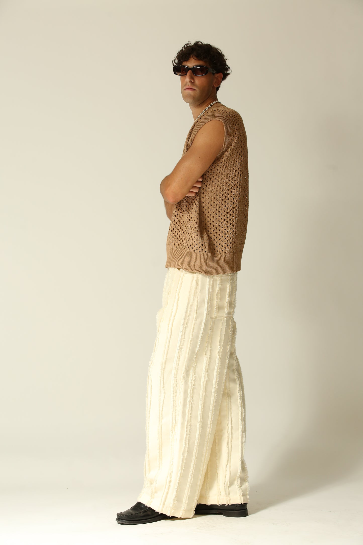 Smanicato traforato scollo V beige