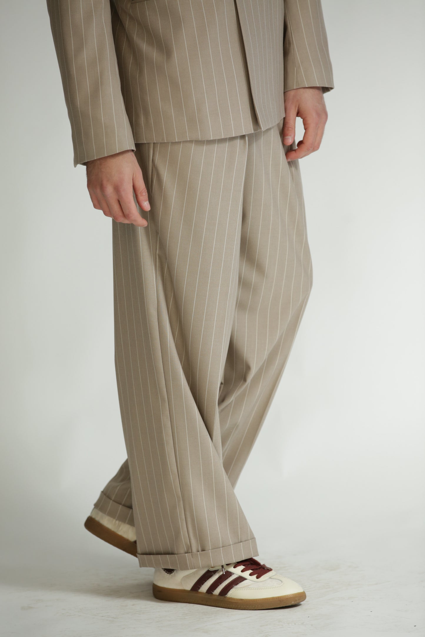 Pantalone vita alta fondo largo gessato beige