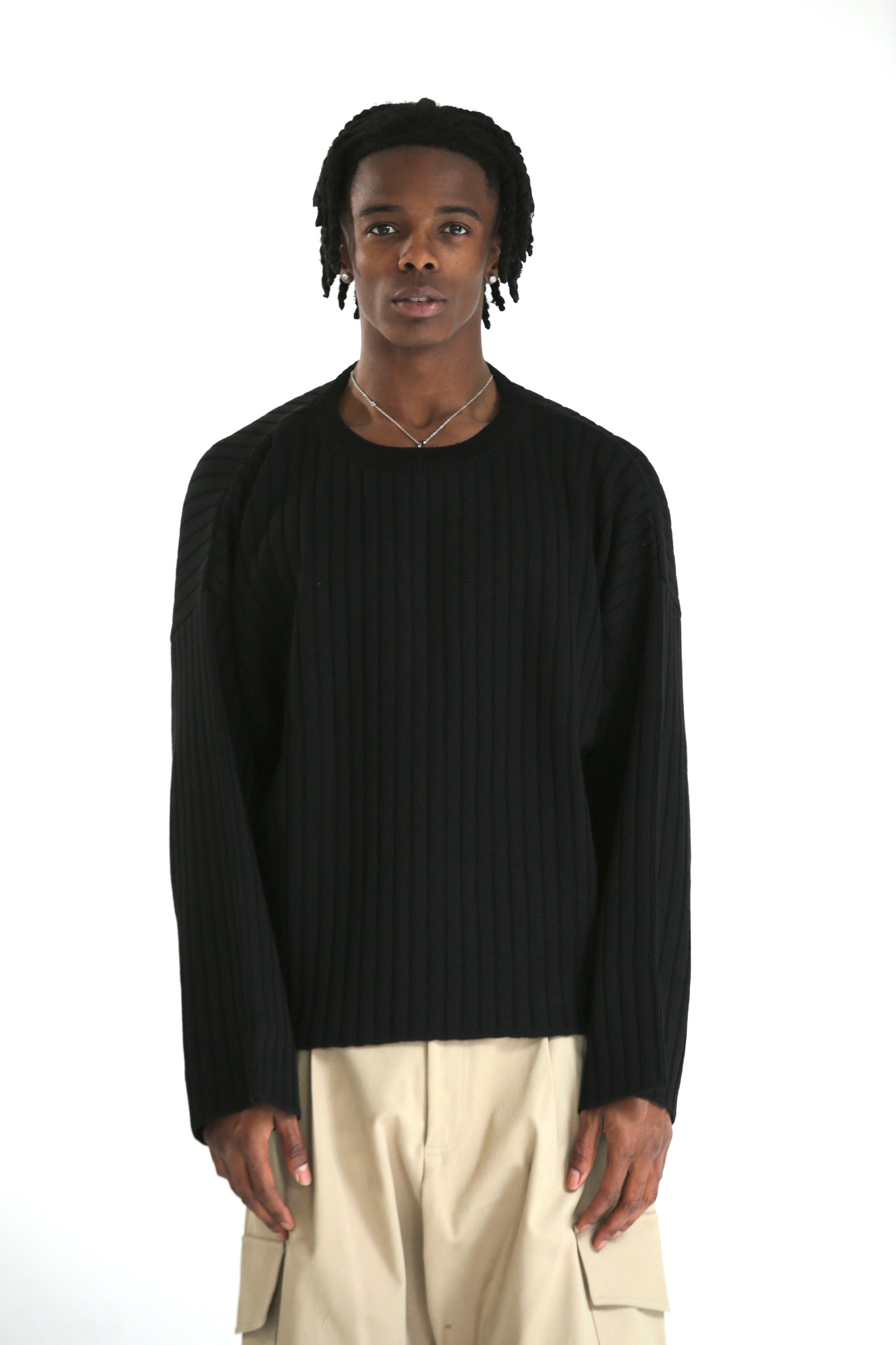 Maglione scollato a costine nero