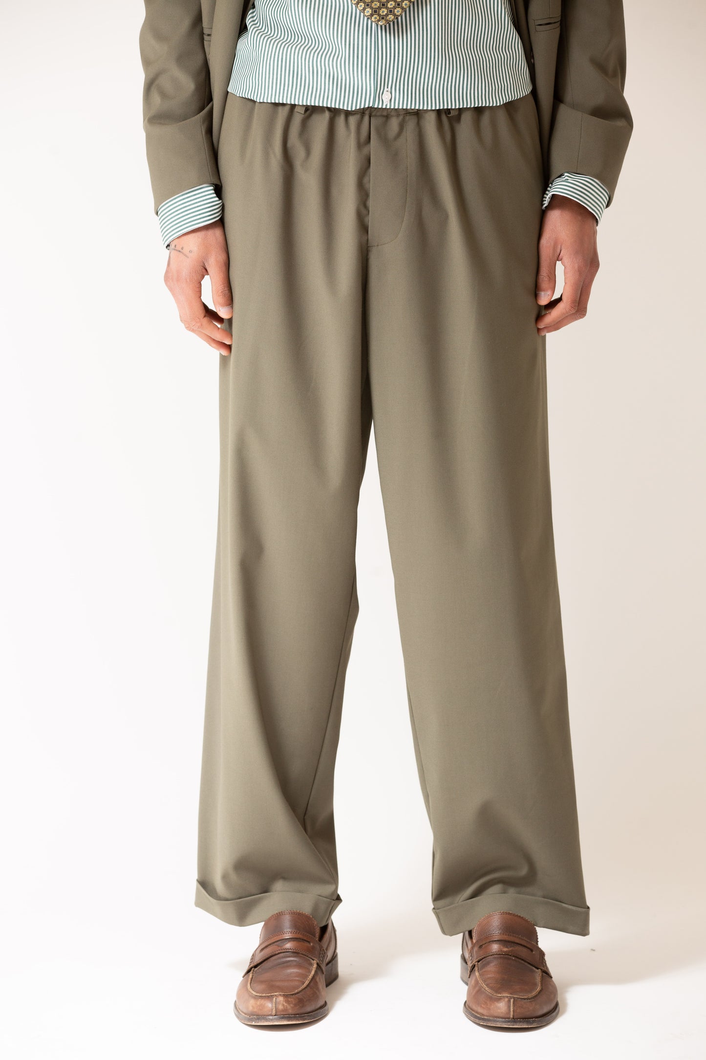 Pantalone vita alta fondo largo verde militare uomo