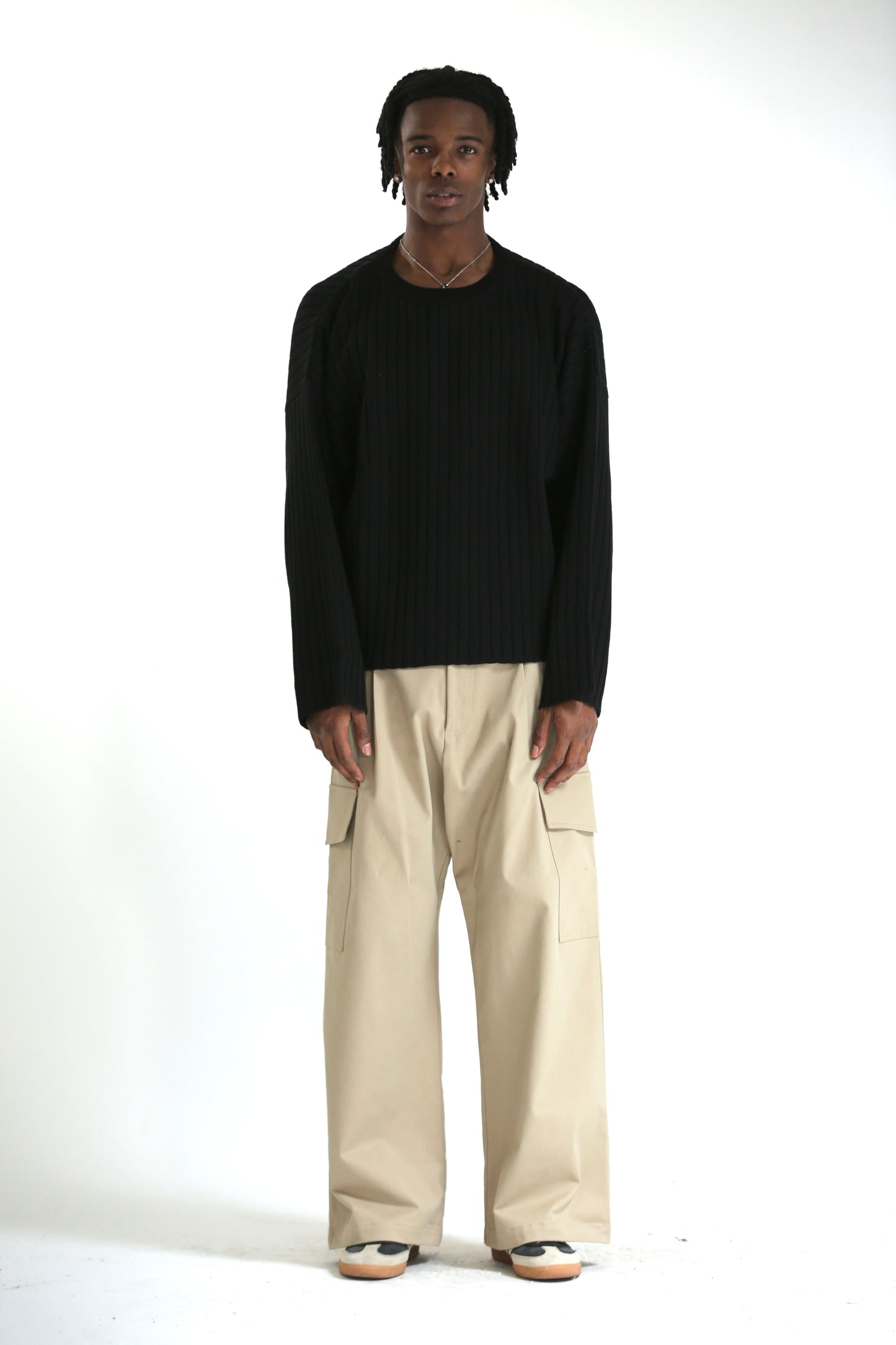 Maglione scollato a costine nero