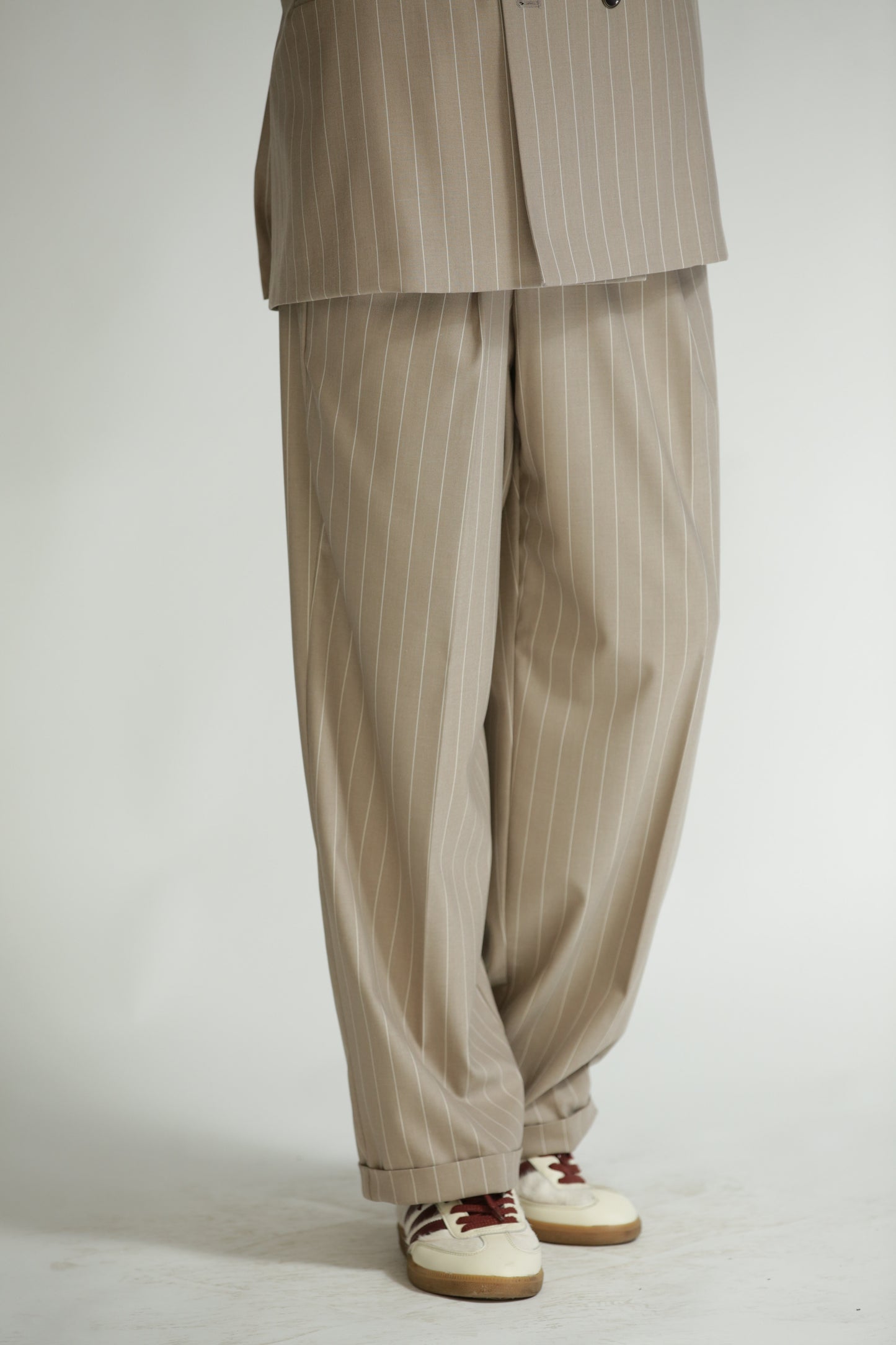 Pantalone vita alta fondo largo gessato beige